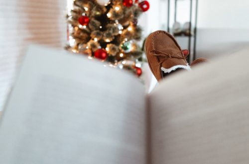 Christmas Read With Me - Bookmas & Vlogmas 2022