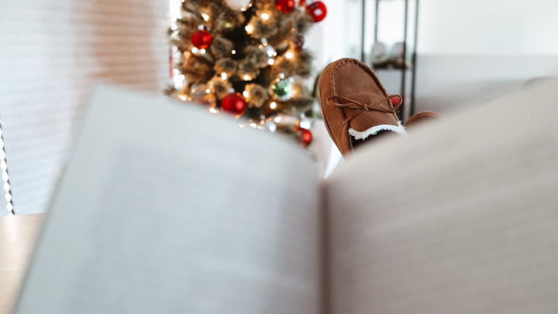 Christmas Read With Me - Bookmas & Vlogmas 2022